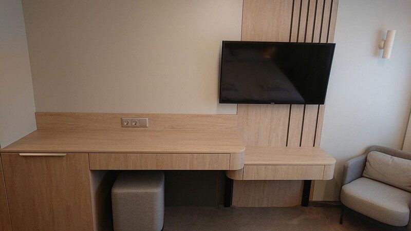 Каюта «Делюкс» — рабочий стол с телевизором и кресло