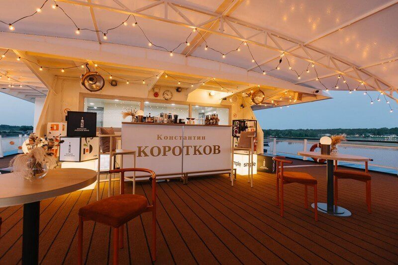 Солнечная палуба теплохода «Константин Коротков» — зона отдыха и утренний фитнес